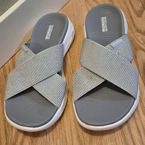 Skechers Women's 8 On The Go Silver Goga Mat Slide Sandals EUC - Picture 3 of 11